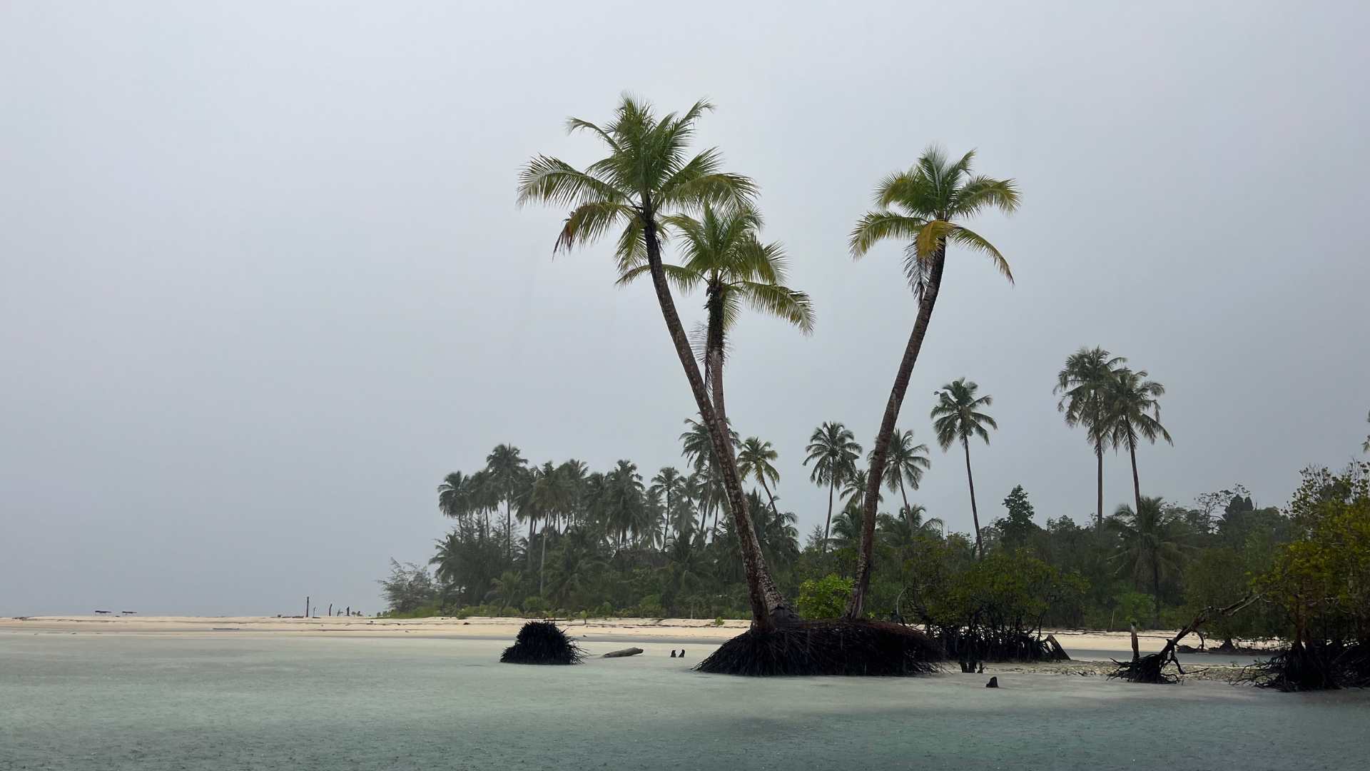 "Three sisters" under equatorial rain