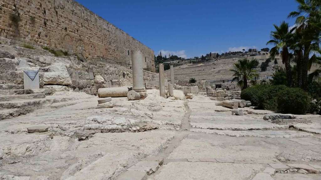 Visit Jerusalem, see the ruins of the archaeological complex Davidson center