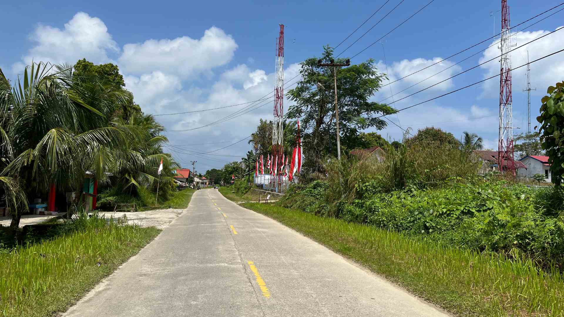 The main road between Tuapejat and Rokot