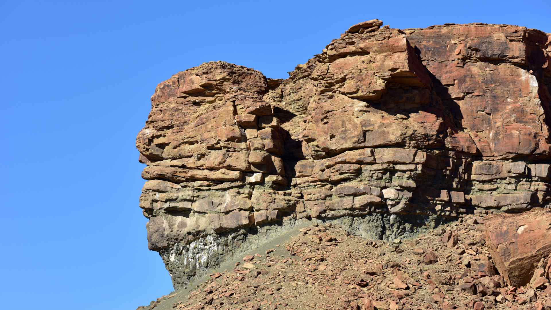 Rock formations at the edge of the canyon