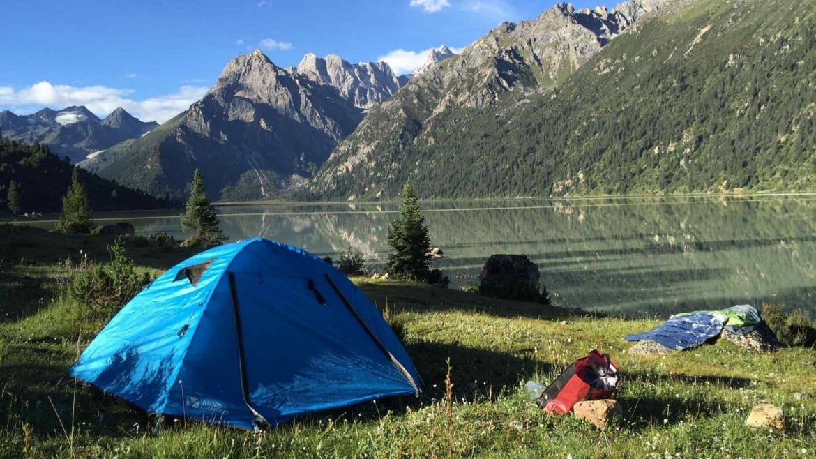Early morning beside the lakeshores of Yilhun Lhatso