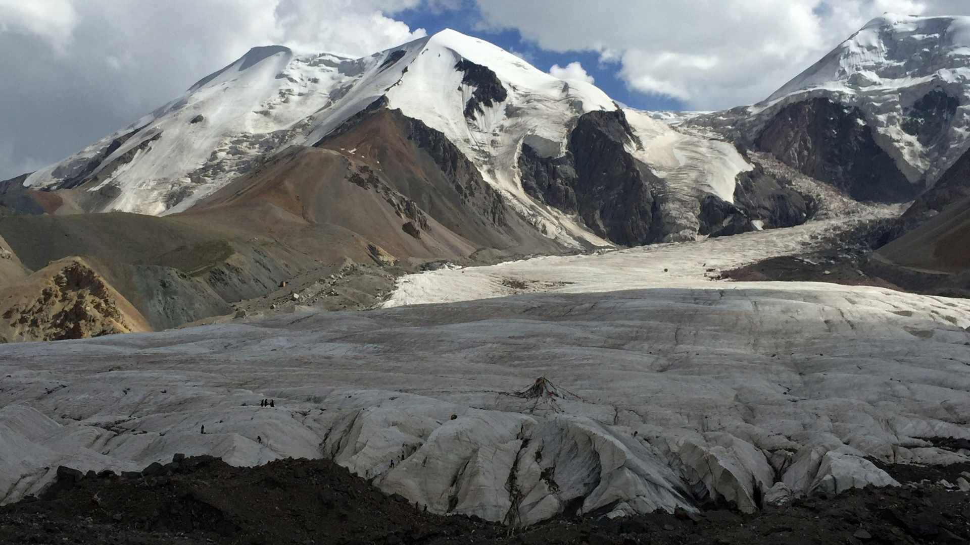 Amnye Machen mountain, view to Damxung glacier from Dragde La pass