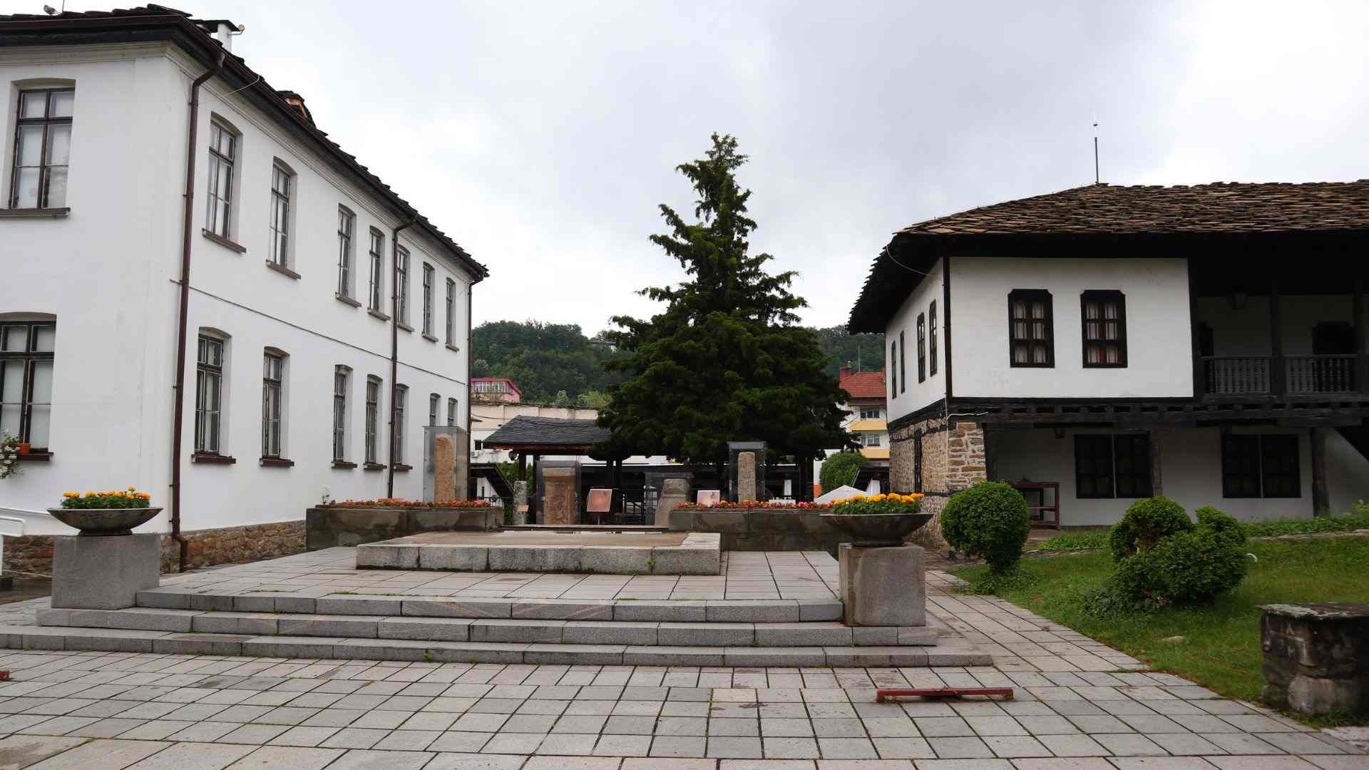 Outdoor exhibition between the Museum of folklore Arts and Crafts, and the Konak