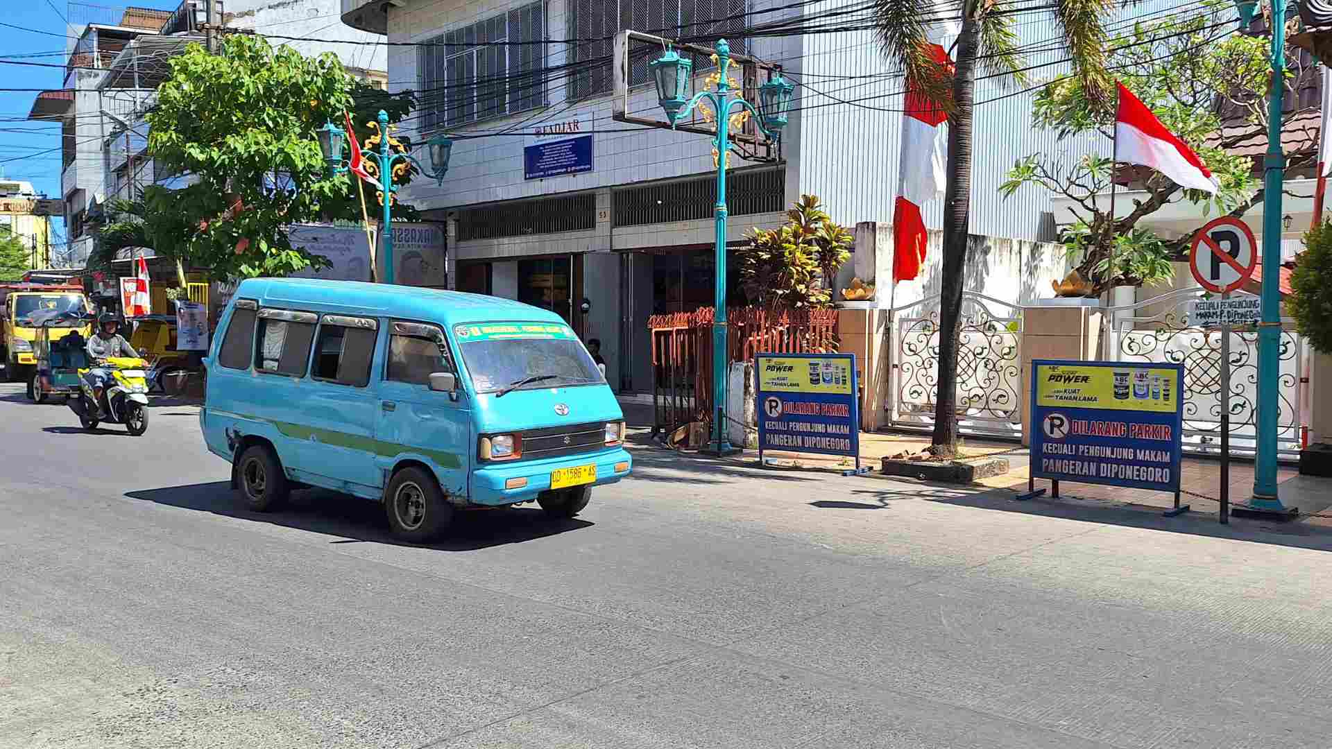 Pete-pete, a local public minivan