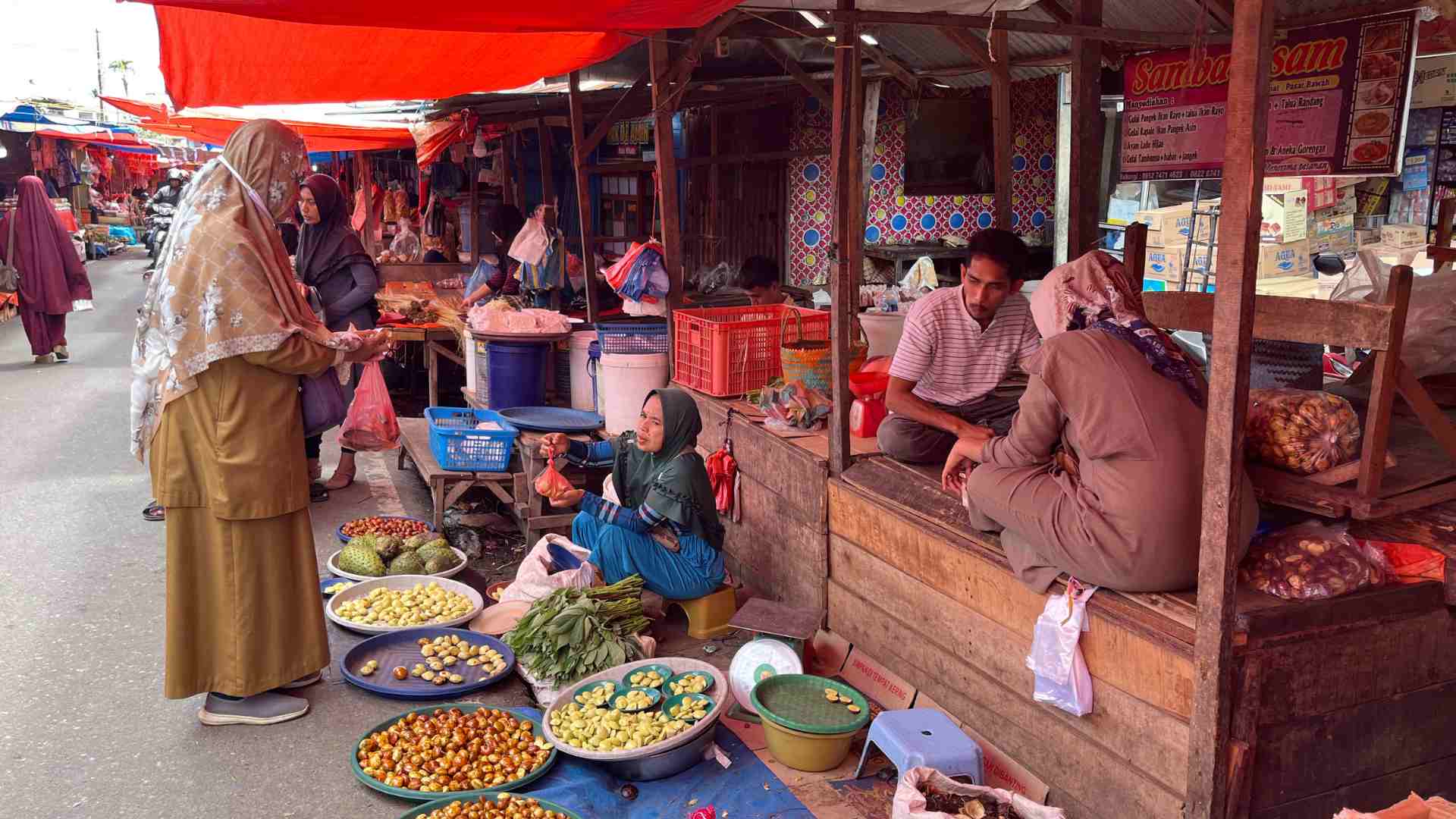 An open market scene in Bukittinggi