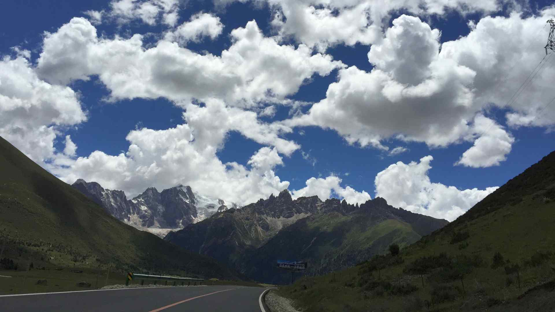Deep blue sky and white clouds, on the way to Yilhun Lha Tso