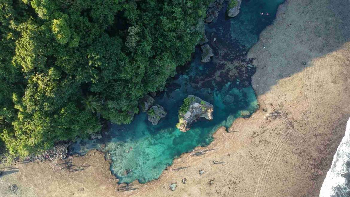 What to do in Siargao- play in Magpupungko Rock Pools