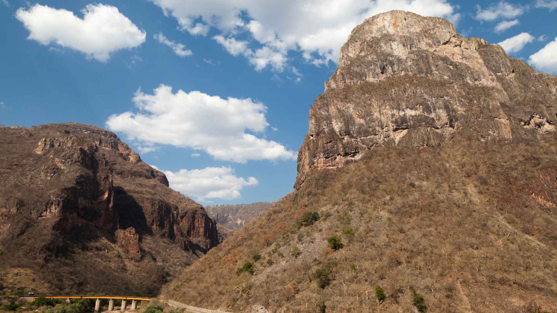 El Chepe in the canyon