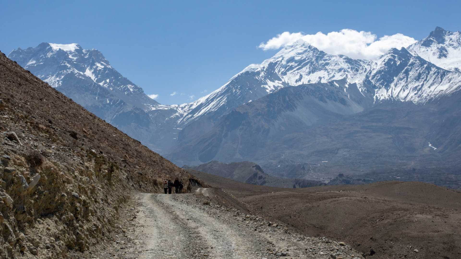 The road on the Kali Gandaki Gorge