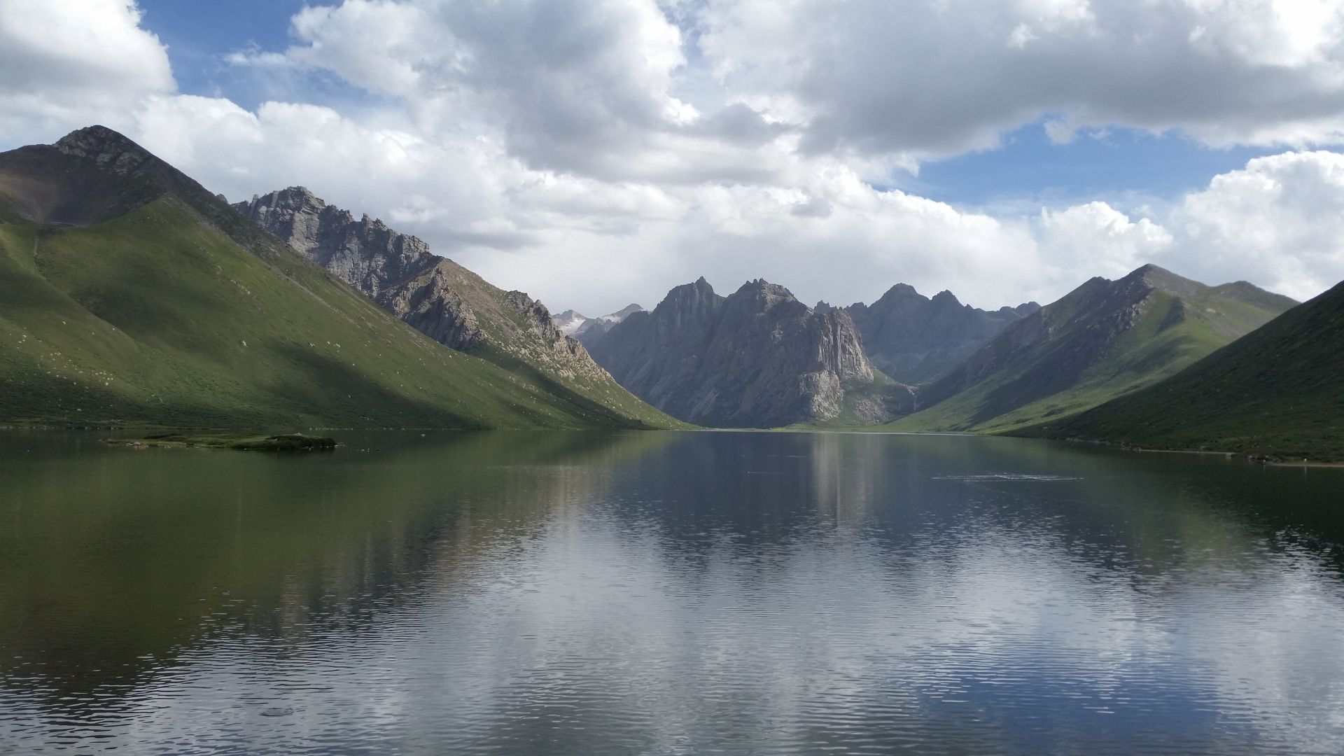 Nyenbo Yurtse- lakes and alpine summits