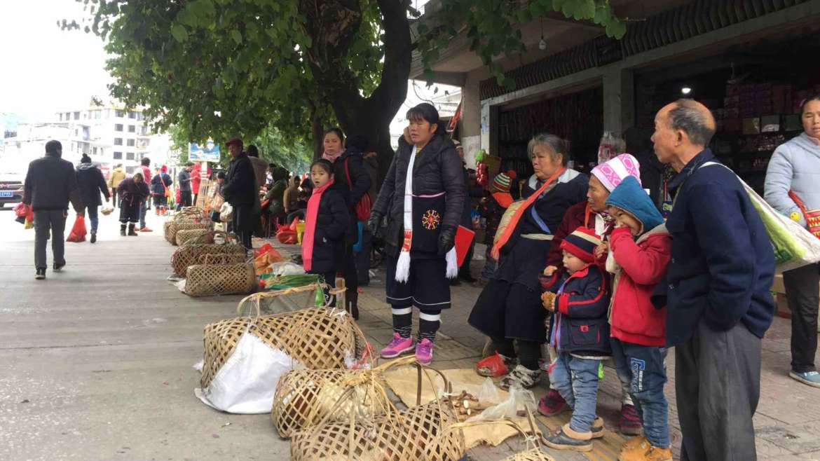 Yao minority in Guangdong, Yao family sells hens on the street in Liannan