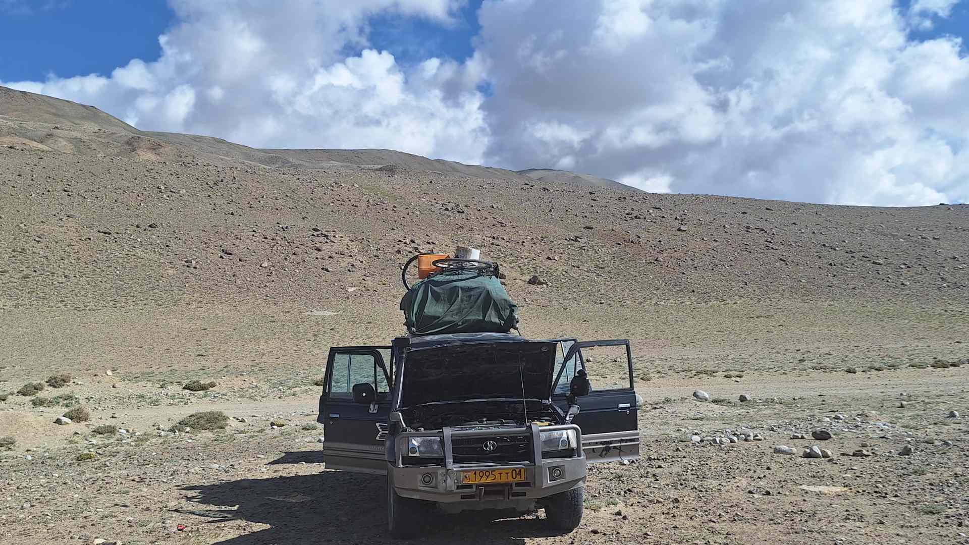 An SUV vehicle on the Pamir Highway