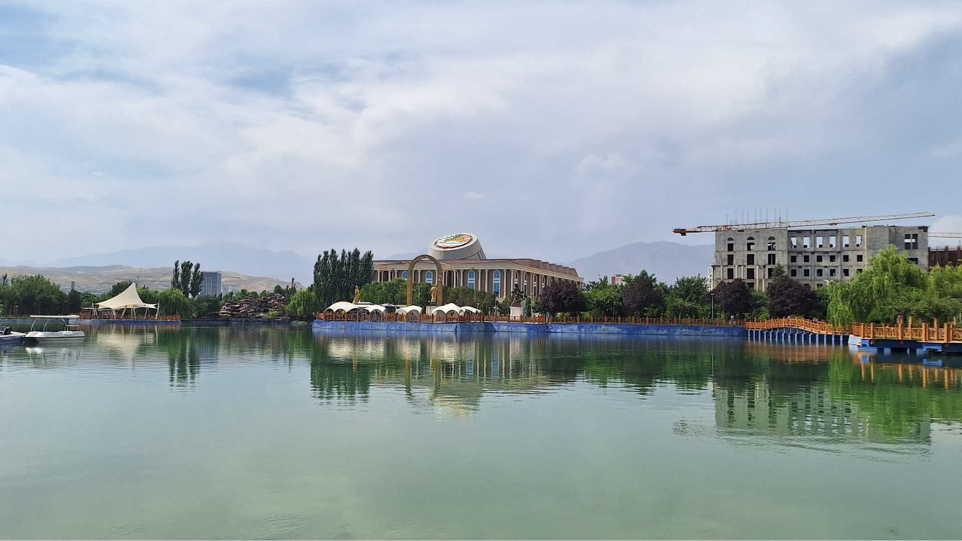 The lake in the Flagpole Park
