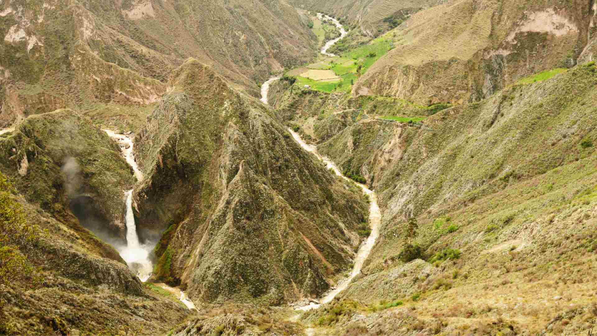 Pampamarca Canyon with Uscuni Falls