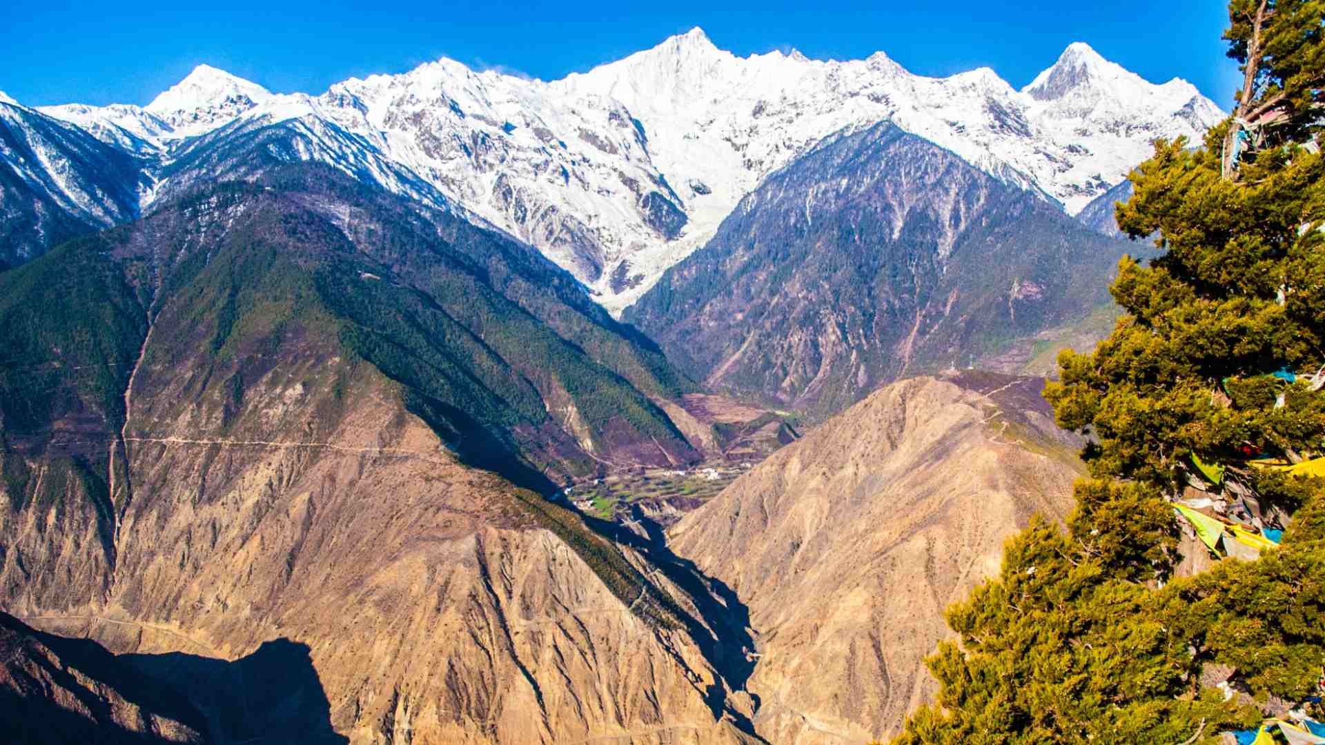 More than 5 km altitude difference between Lancang and Mount Kawagarbo